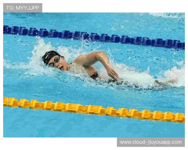 “宽板滑水赛:马鞍山赛场挑战极限水上运动” “宽板滑水赛:马鞍山赛场挑战极限水上运动”