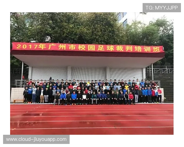 足球裁判委员会在判罚教育中推行线上线下混合教学模式，足球裁判团队